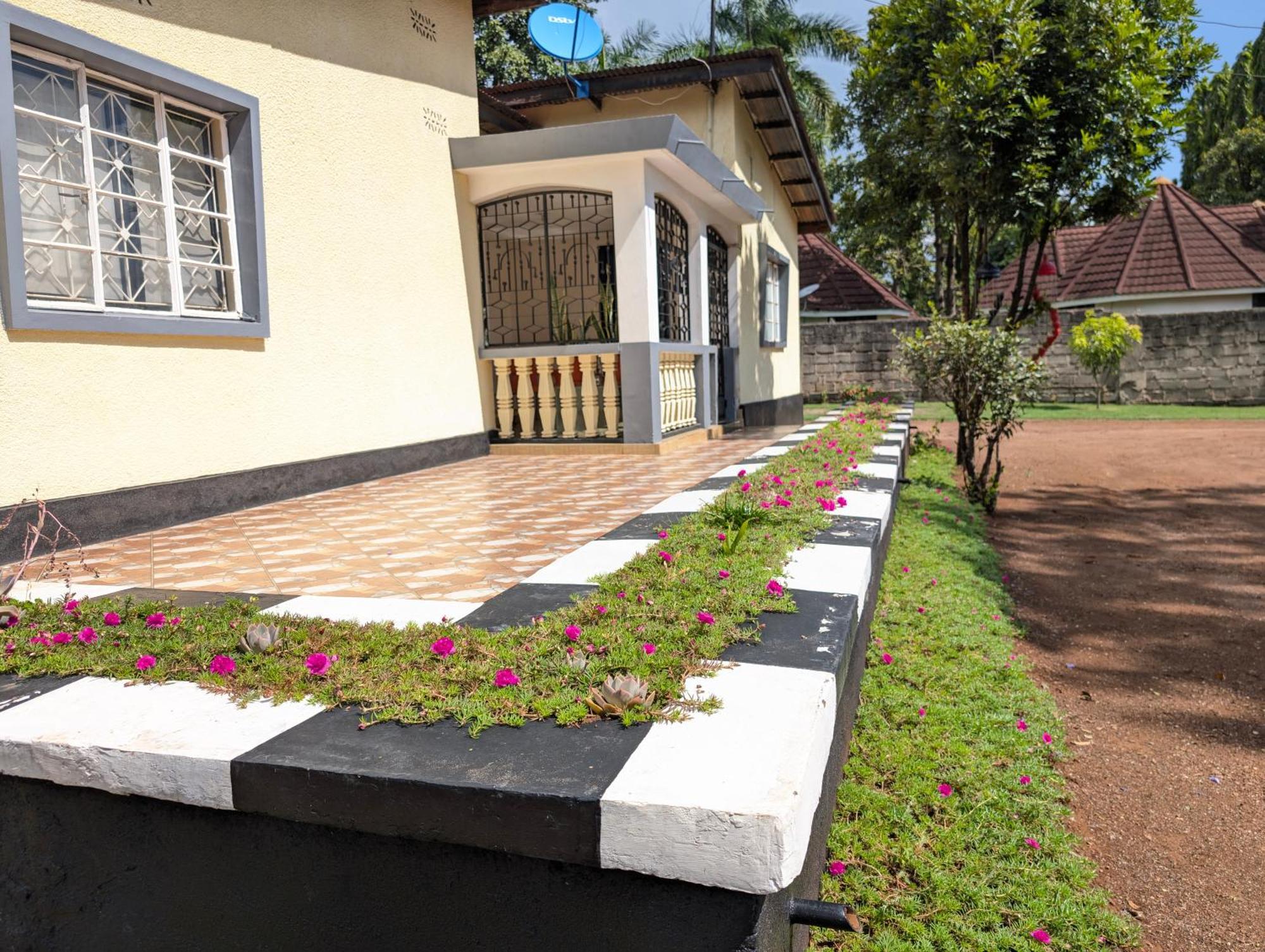 Dans Place Moshi Ngoại thất bức ảnh