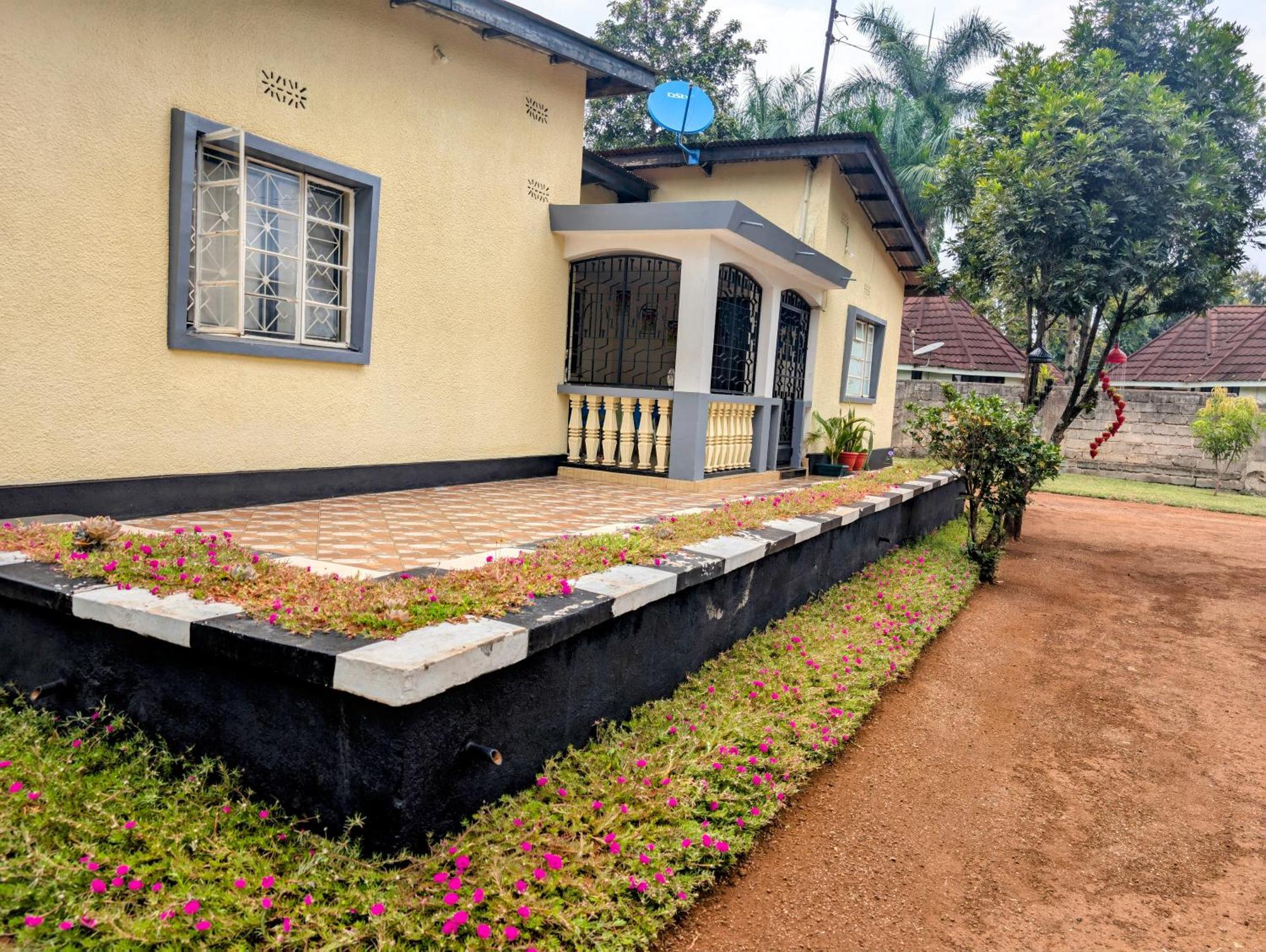 Dans Place Moshi Ngoại thất bức ảnh